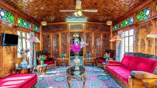 Luxury Kashmir tour with premium stay near Dal Lake Srinagar