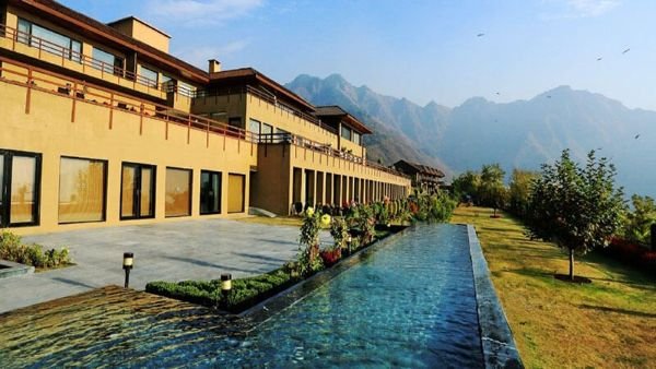 Kashmir trip with  5 star hotel stay in Srinagar