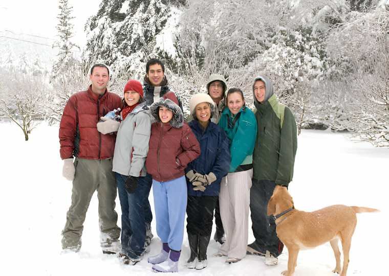 Kashmir luxury family tour package scenic view of Srinagar Dal Lake with family enjoying Shikara ride