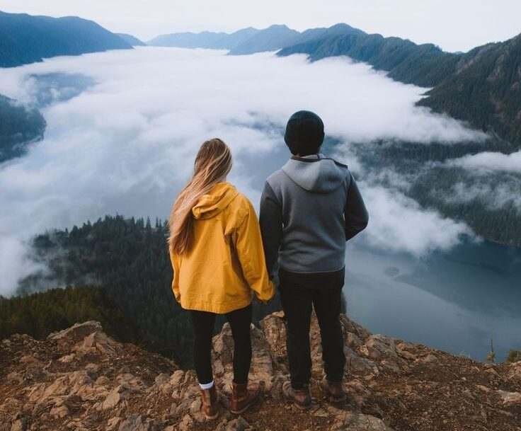 Kashmir luxury honeymoon tour 6 days couple enjoying Dal Lake Shikara ride