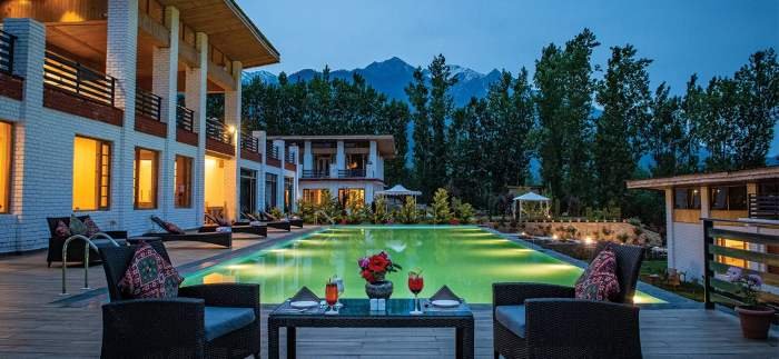 Kashmir luxury tour 4 nights 5 days scenic view of Srinagar Dal Lake with Shikara ride