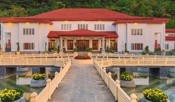 5 star heritage luxury houseboat with butler on Dal Lake Kashmir