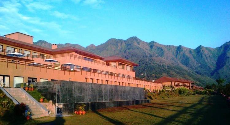 5 star hotel in Pahalgam beside Lidder River Kashmir luxury tour