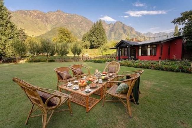 Spacious 4.5 star family room on a Kashmir luxury family tour package