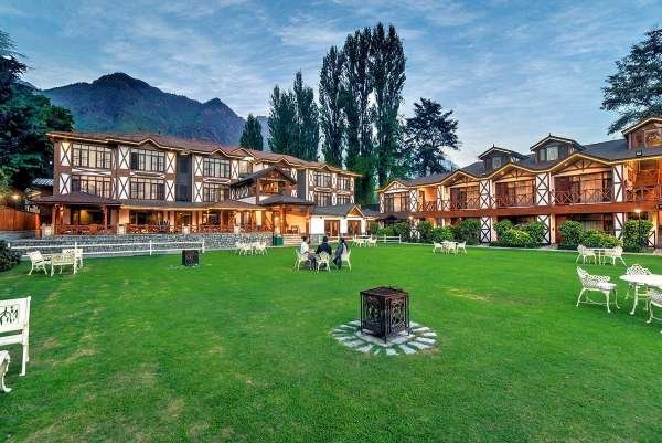 Ultra luxury Kashmir tour 4 days - heritage houseboat on Dal Lake Srinagar
