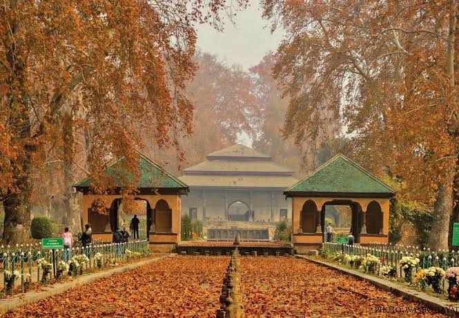 Cheapest Kashmir tour package from Kolkata - budget houseboat on Dal Lake