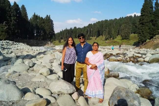 Cheapest Kashmir tour packages for family - kids on a Dal Lake shikara