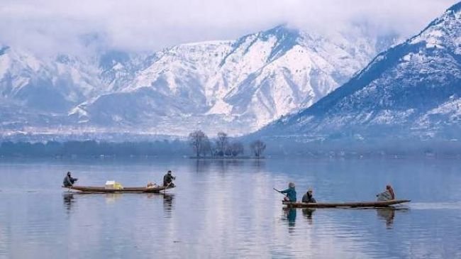 Direct Mumbai to Srinagar flight route for a budget Kashmir tour