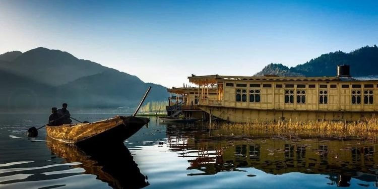 Family snow play and Gondola in Gulmarg on a budget Kashmir tour
