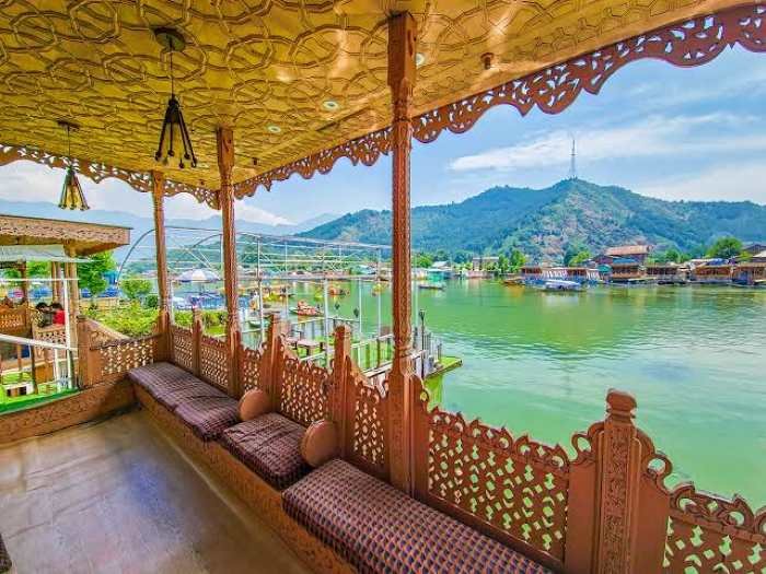 Kashmir tour package 5 nights 6 days - Dal Lake shikara and Gulmarg meadows