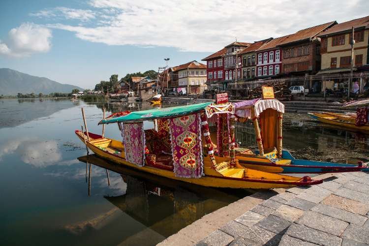 Kashmir tour package 6 nights 7 days - Dal Lake shikara and Gulmarg meadows