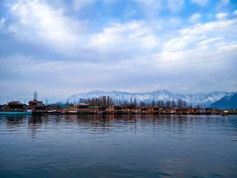 Kashmir tour package 7 nights 8 days - Dal Lake houseboat and Gulmarg meadows