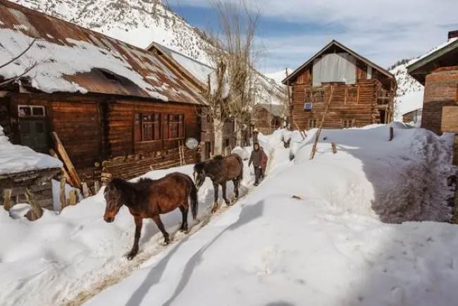 Kashmir tour package with Gurez Valley - Kishanganga River and Habba Khatoon Peak