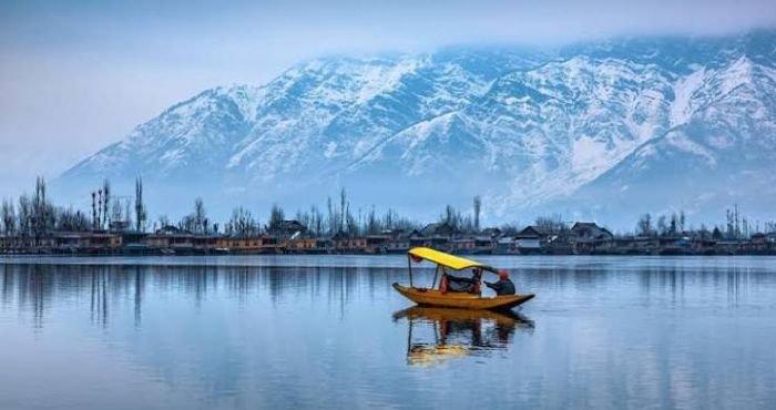 Kashmir tour package with Jain food - pure veg Jain thali served on a Dal Lake houseboat
