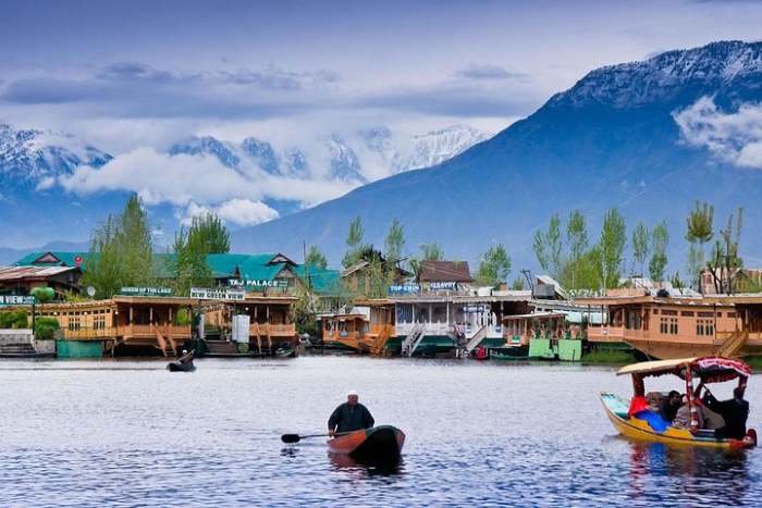 Kashmir tour package 2 nights 3 days - Dal Lake houseboat and shikara in Srinagar