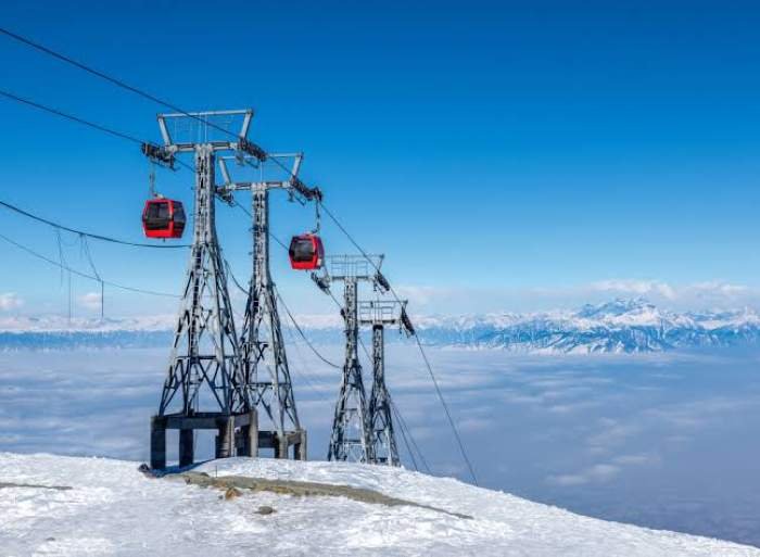 Kashmir tour package 4 nights 5 days - Dal Lake shikara and Gulmarg meadows