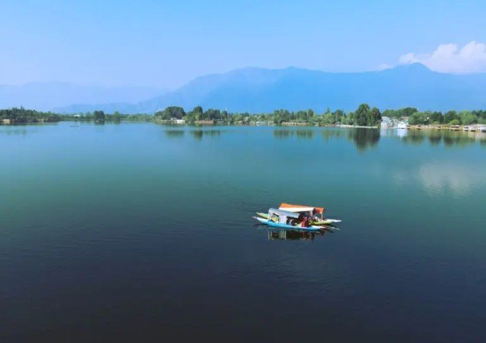 Srinagar tour package with flight - Dal Lake houseboat and shikara
