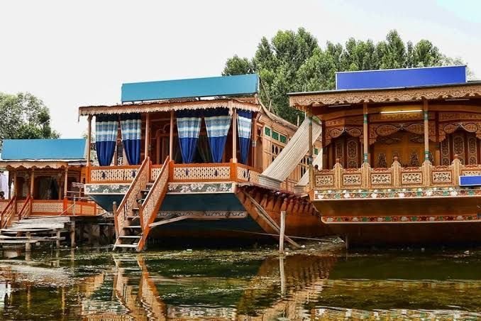 Srinagar tour packages from Jammu - Vande Bharat train and Dal Lake