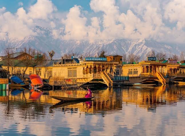Srinagar tour packages from Mumbai - Dal Lake houseboat and shikara